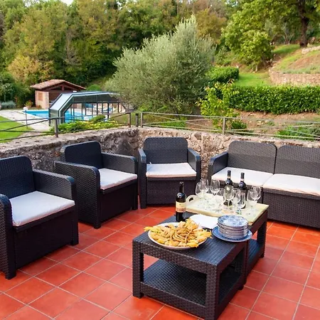 Sleeps 6 Pool Wifi Vila