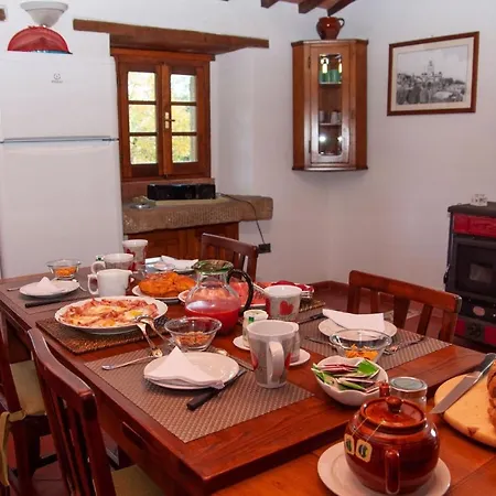 Vila Sleeps 6 Pool Wifi *